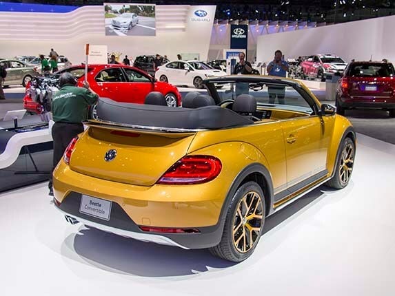 2017-volkswagen-beetle-dune-show-04-600-001