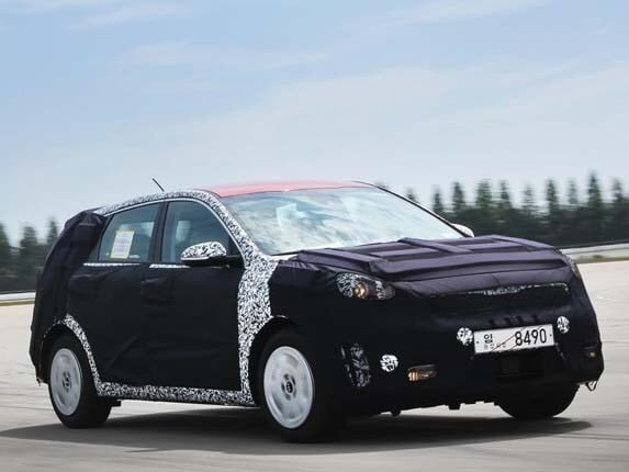 kia-niro-production-model-front-action-disguised2-600-001
