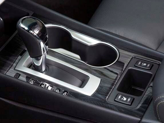 2016-nissan-altima-front-console-detail-600-001