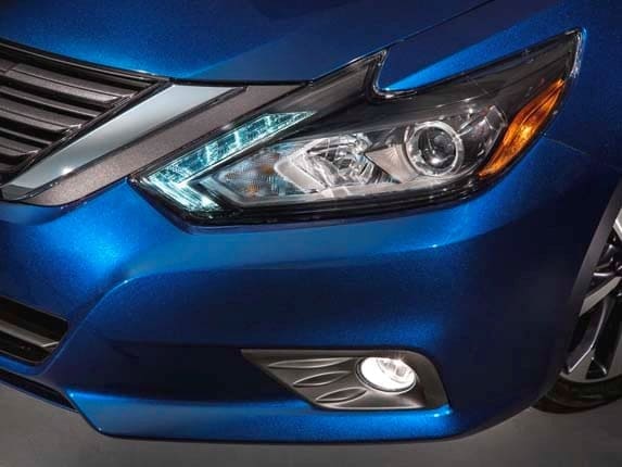 2016-nissan-altima-headlamp-detail1-600-001