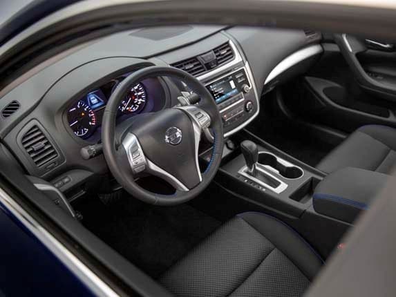 2016-nissan-altima-interior-front2-600-001