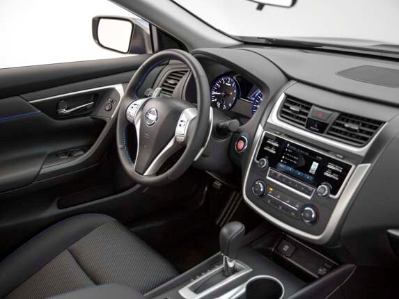 2016-nissan-altima-interior-front3-600-001