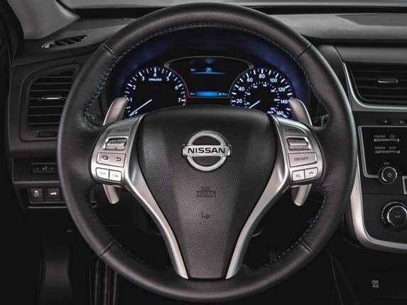 2016-nissan-altima-multifunction-steerin-wheel-detail1-600-001