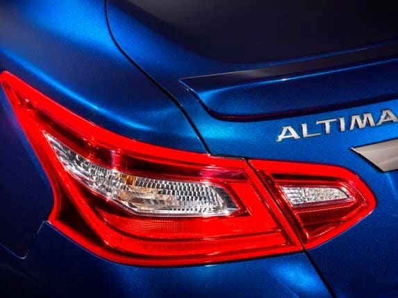 2016-nissan-altima-taillamp-detail1-600-001