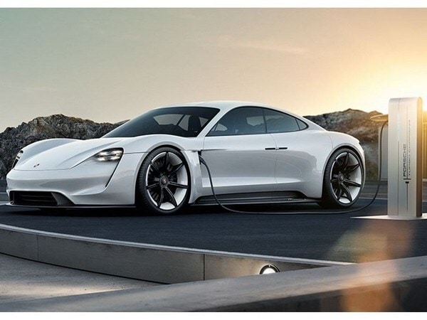 porsche-mission-e-concept-crpd-04-600-001