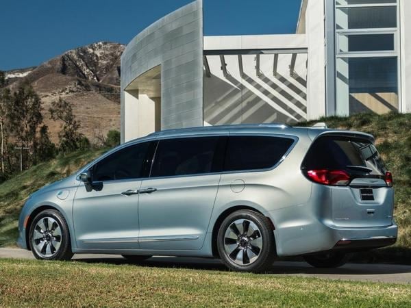 24-2017-chrysler-pacifica-1