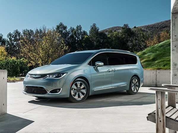 2017-Chrysler-Pacifica-Plug-In-Exterior-Front-Three-Quarters-1