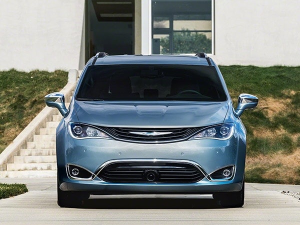2017-Chrysler-Pacifica-Plug-In-Exterior-Nose-1