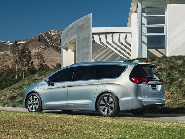 2017-Chrysler-Pacifica-Plug-In-Exterior-Rear-1