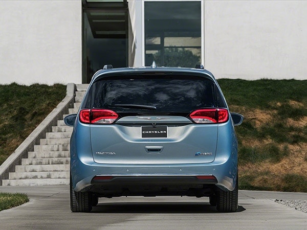 2017-Chrysler-Pacifica-Plug-In-Exterior-Tail-1