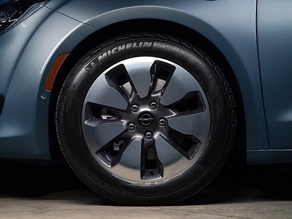 2017-Chrysler-Pacifica-Plug-In-Exterior-Wheel-1