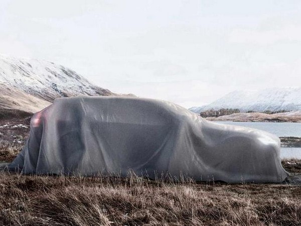 01-2017-Volvo-xc90-cross-country-teaser-1