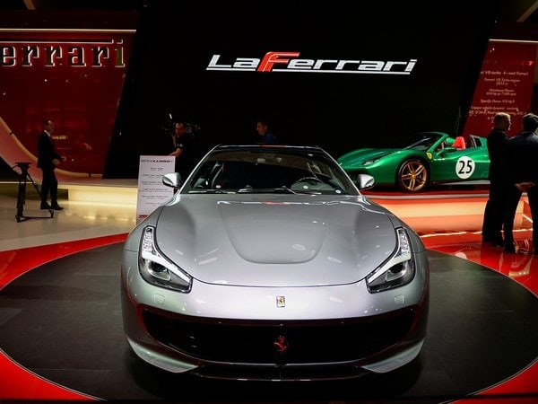 11-2017-ferrari-gtc4lusso-t-paris-1