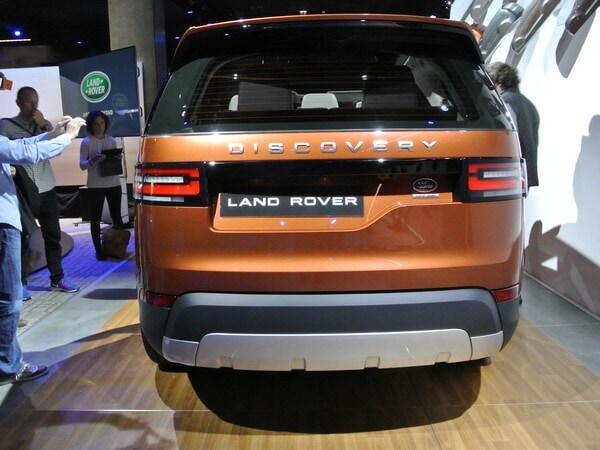 14-2018-land-rover-discovery-paris-1