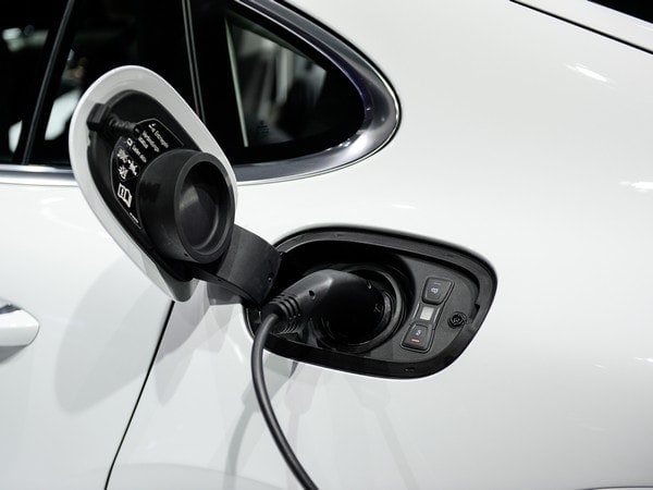 14-2018-porsche-panamera-4-e-hybrid-paris-1