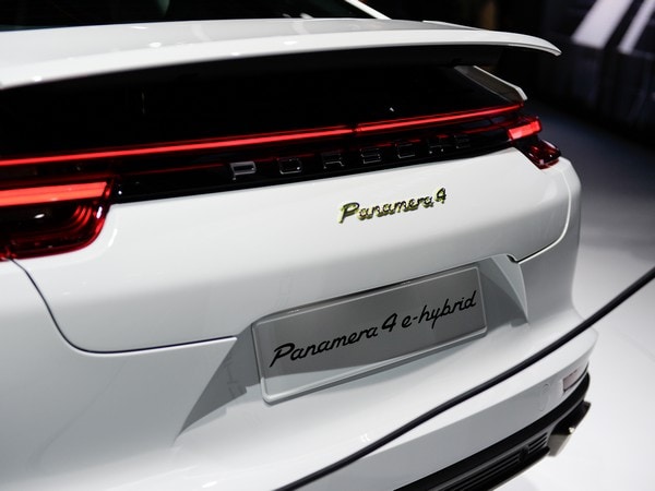 16-2018-porsche-panamera-4-e-hybrid-paris-1