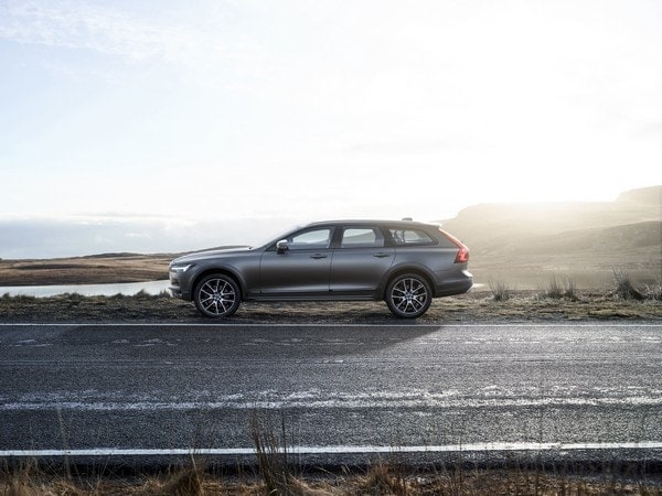 01-2017-volvo-v90-cross-country-1