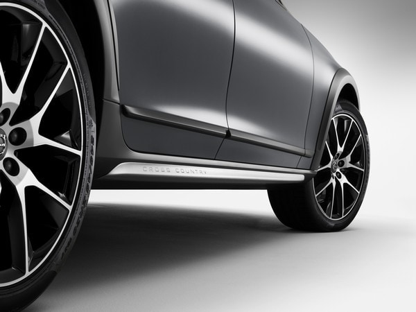 06-2017-volvo-v90-cross-country-1