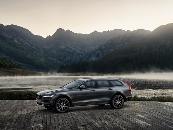 09-2017-volvo-v90-cross-country-1