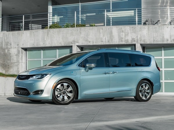 05-2017-chrysler-pacifica-hybrid-1