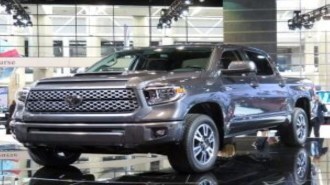 2017-toyota-tundra-front-right