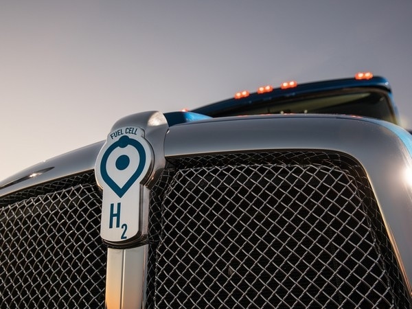 06-toyota-fuel-cell-HD-trucks-oem-1.jpg-1