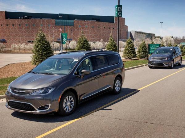 11-2017-chrysler-pacifica-touring-1