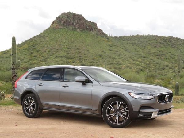 04-2017-volvo-v90-cross-country-1