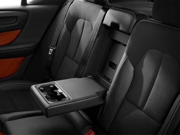 18-2019-volvo-xc40-oem-1