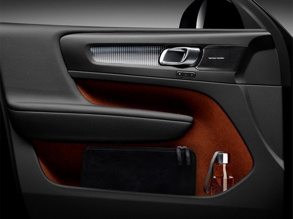 20-2019-volvo-xc40-oem-1