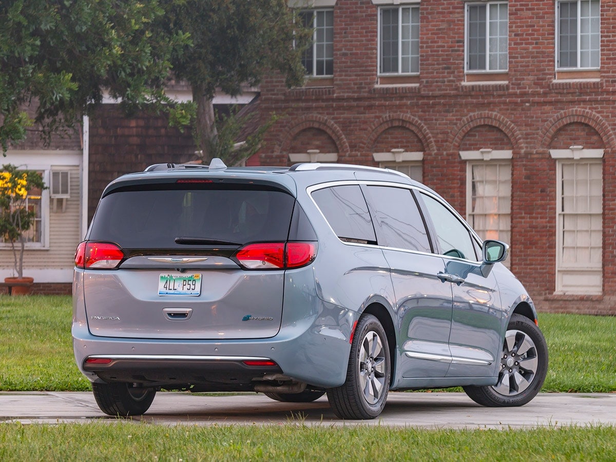 02-2017-Chrysler-Pacifica-eHybrid-Exterior-KBB