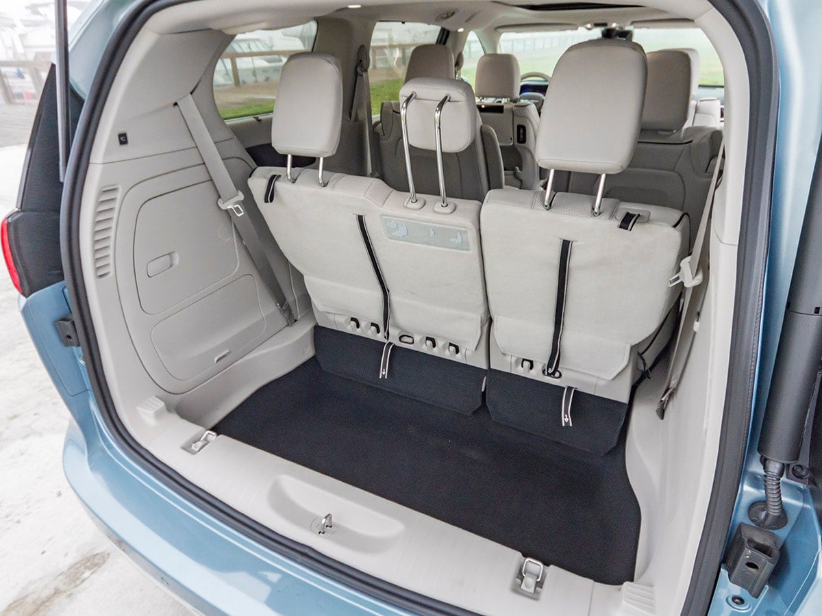26-2017-Chrysler-Pacifica-eHybrid-Cargo-KBB