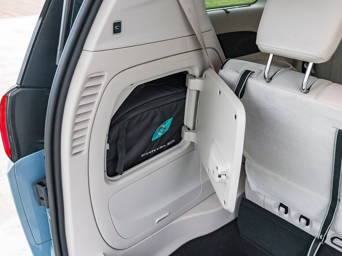 59-2017-Chrysler-Pacifica-eHybrid-Interior-KBB