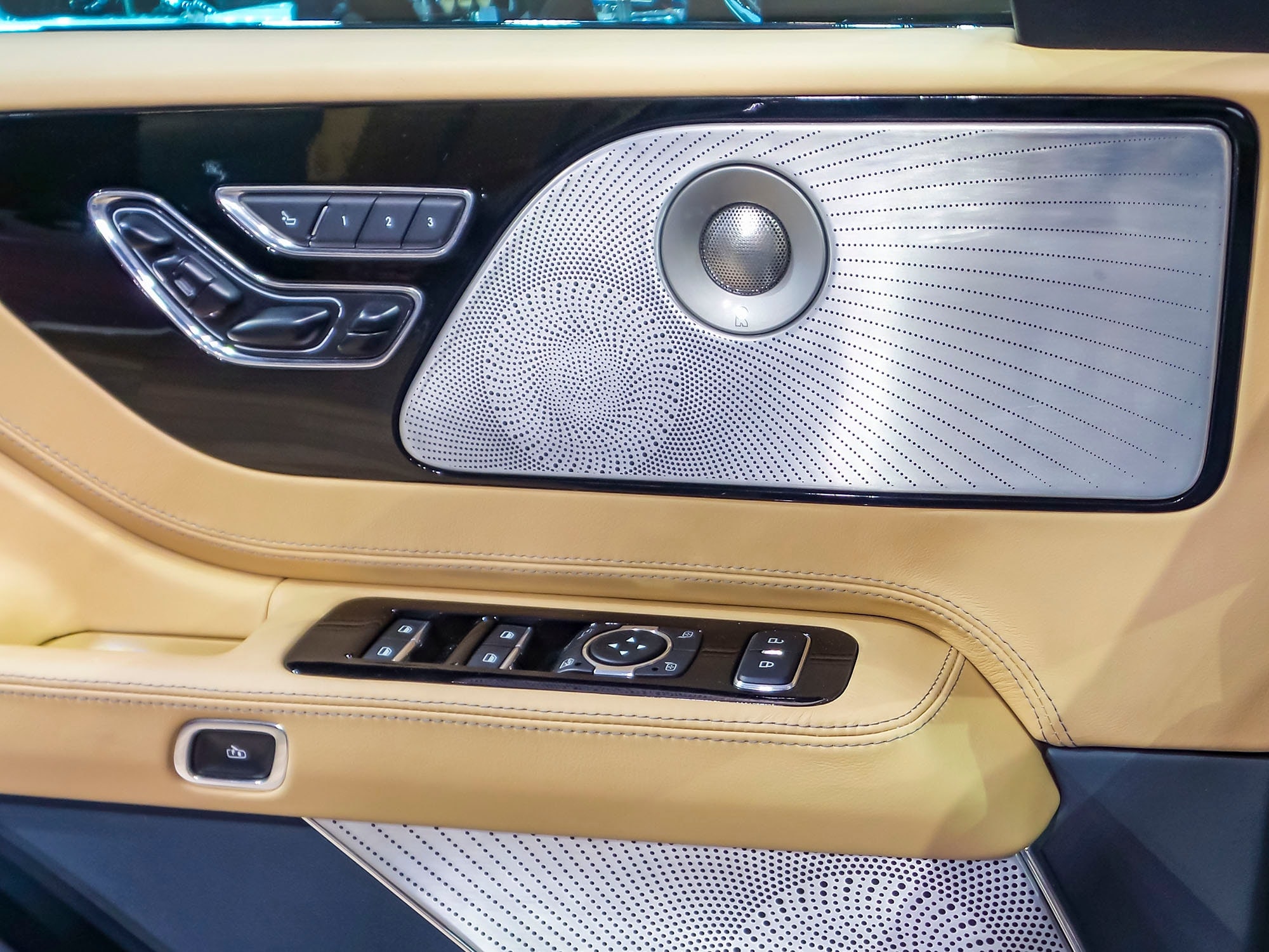 10-2019-Lincoln-Aviator-NYIAS-KBB-1