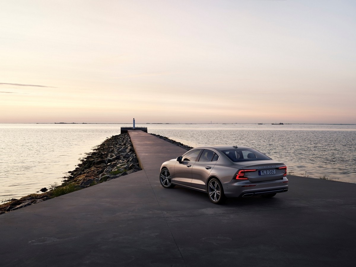 03-2019-volvo-s60-sedan-oem-1