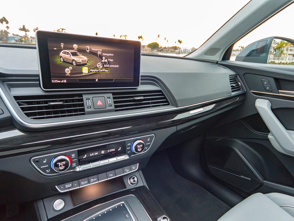 31-2018-Audi-Q5-Interior-KBB-1