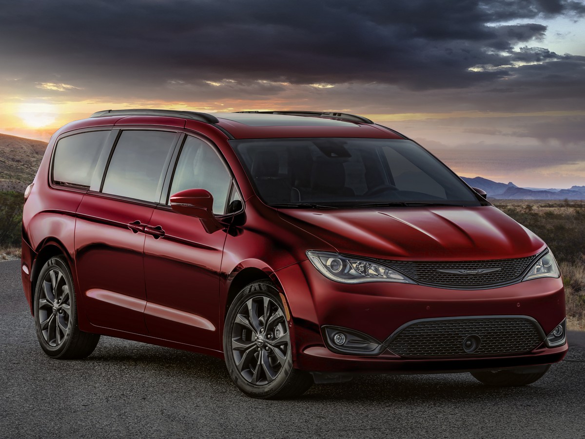 FCA US celebrates 35 years of minivan leadership with 2019 Chrys