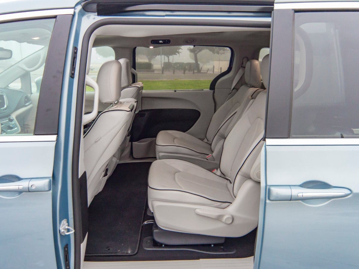 52-2017-Chrysler-Pacifica-eHybrid-Interior-KBB-1
