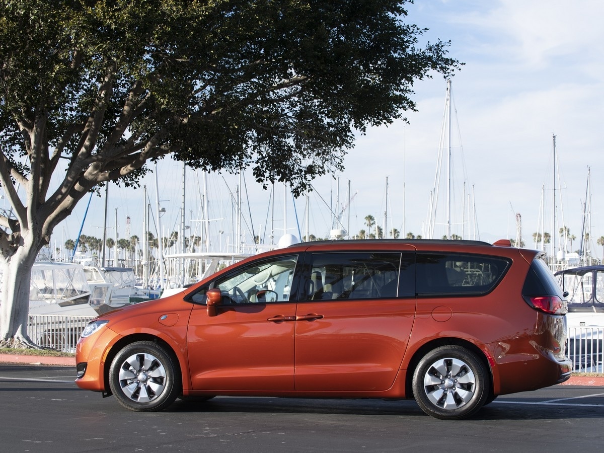 06-2018-chrysler-pacifica-hybrid-KBB