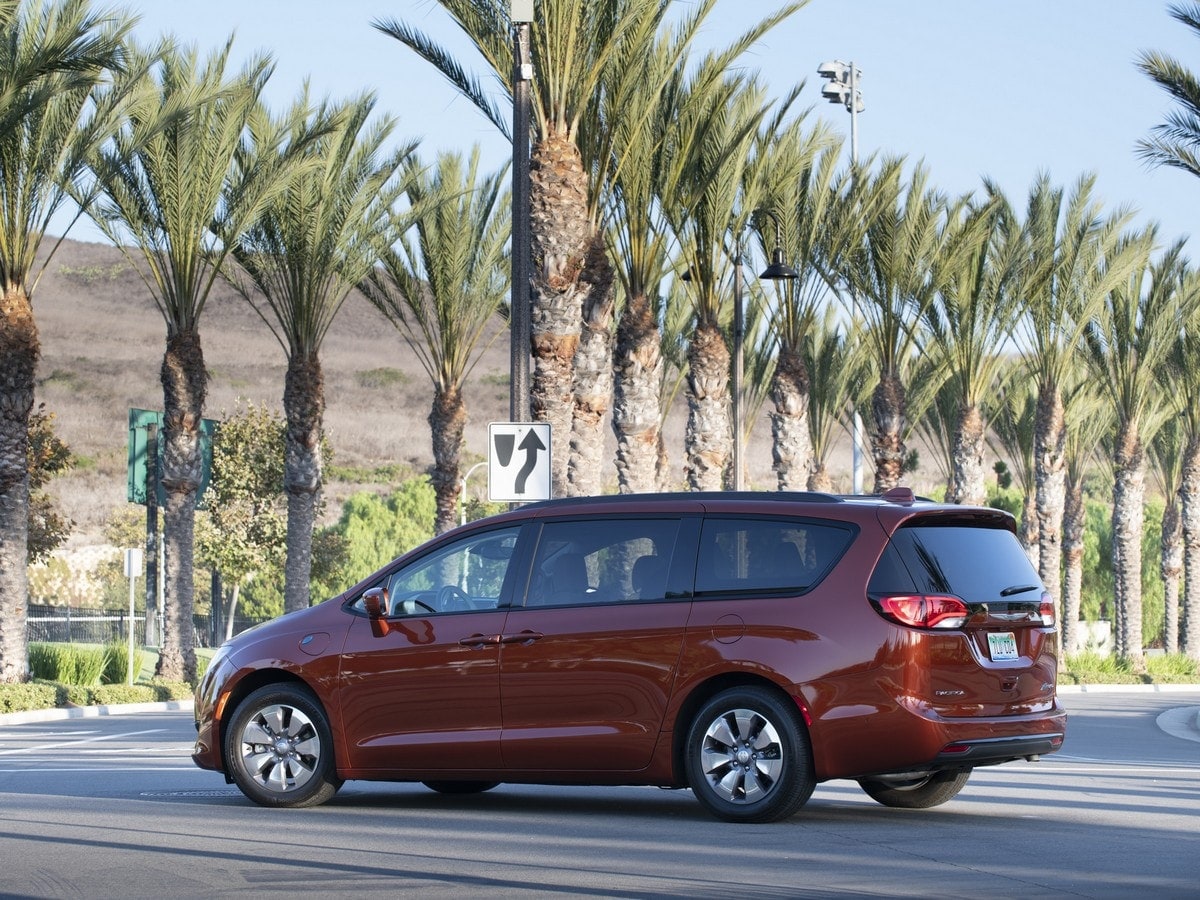 21-2018-chrysler-pacifica-hybrid-KBB-1