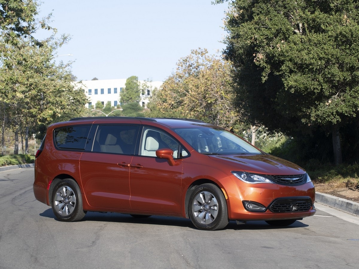 22-2018-chrysler-pacifica-hybrid-KBB-1