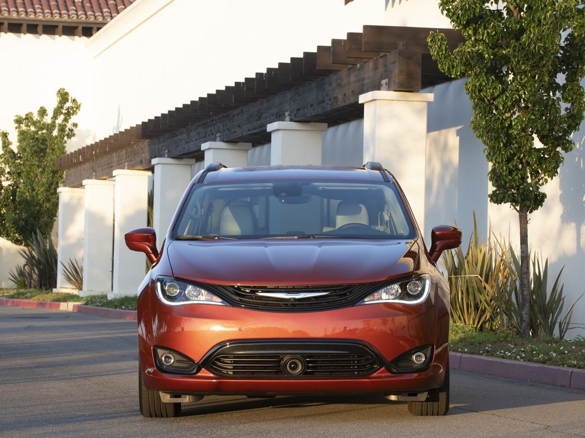 23-2018-chrysler-pacifica-hybrid-KBB-1
