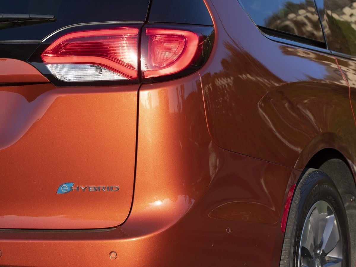 31-2018-chrysler-pacifica-hybrid-KBB-1