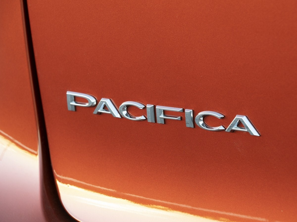 34-2018-chrysler-pacifica-hybrid-KBB