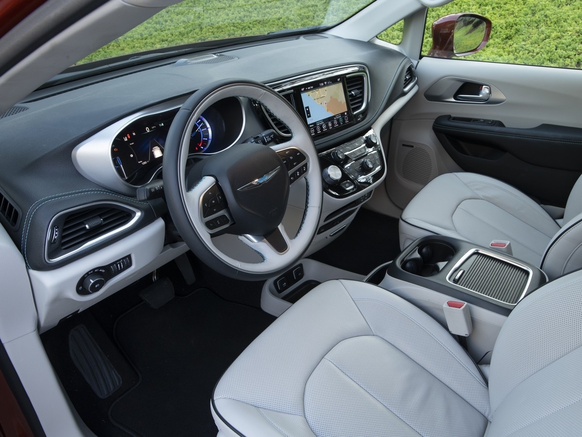 37-2018-chrysler-pacifica-hybrid-KBB