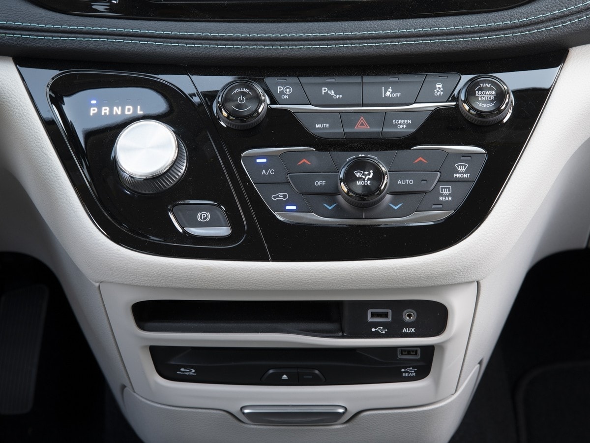 41-2018-chrysler-pacifica-hybrid-KBB-1