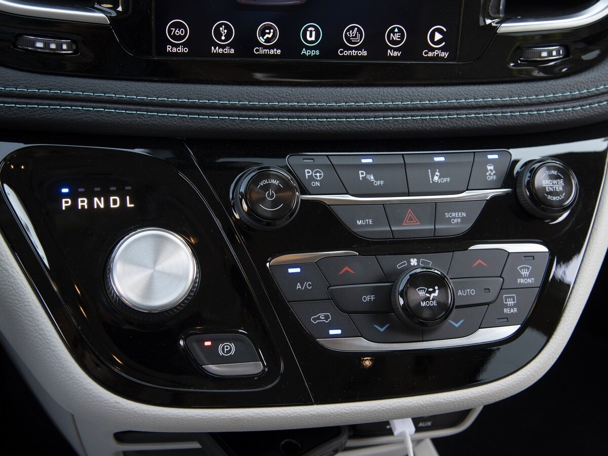 59-2018-chrysler-pacifica-hybrid-KBB