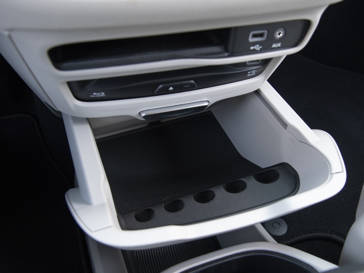 61-2018-chrysler-pacifica-hybrid-KBB-1