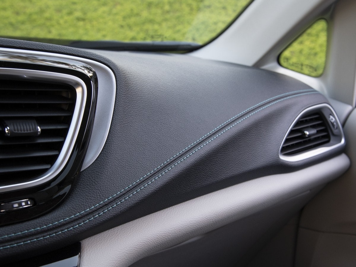 62-2018-chrysler-pacifica-hybrid-KBB-1