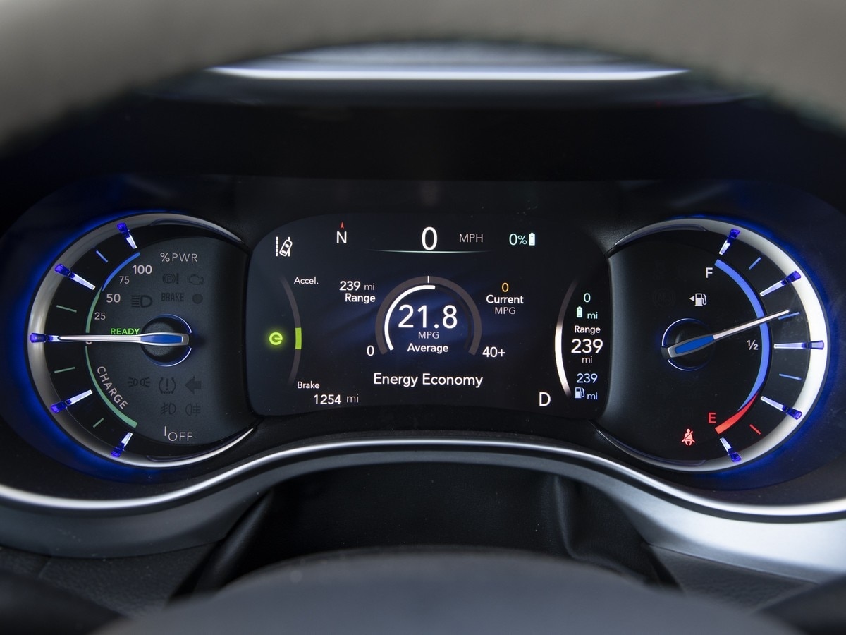 71-2018-chrysler-pacifica-hybrid-KBB-1
